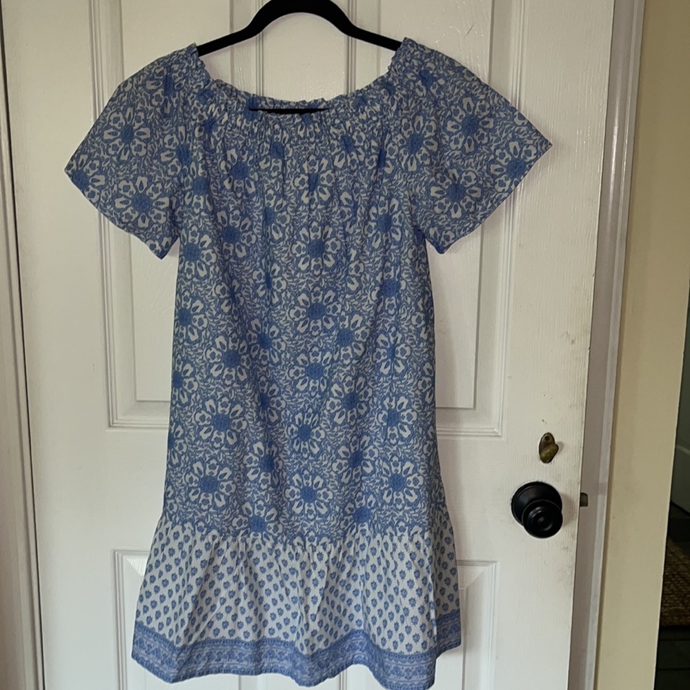 Adorable Vineyard vine dress, white and light blue 100% cotton lined .